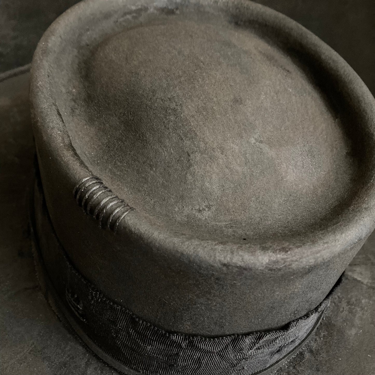 Charcoal damage grosgrain pork pie hat