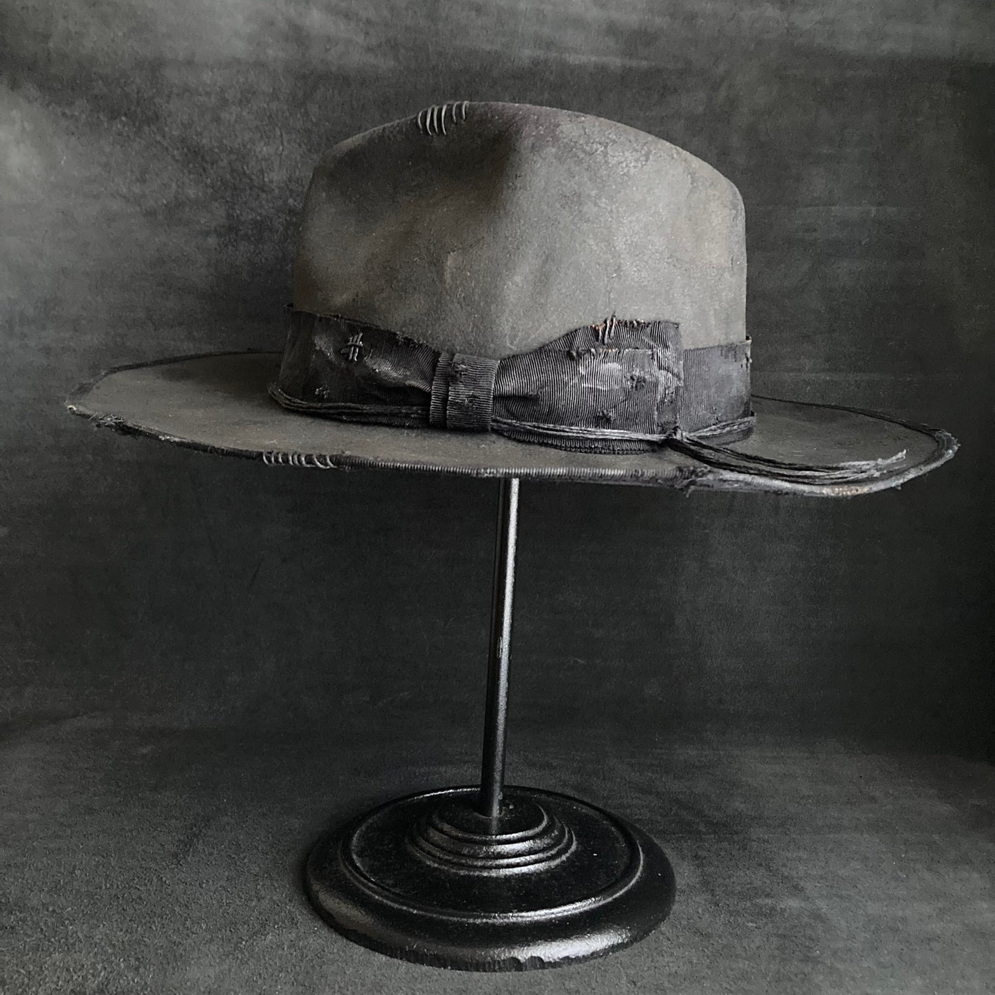 Charcoal damage grosgrain ribbon fedora hat