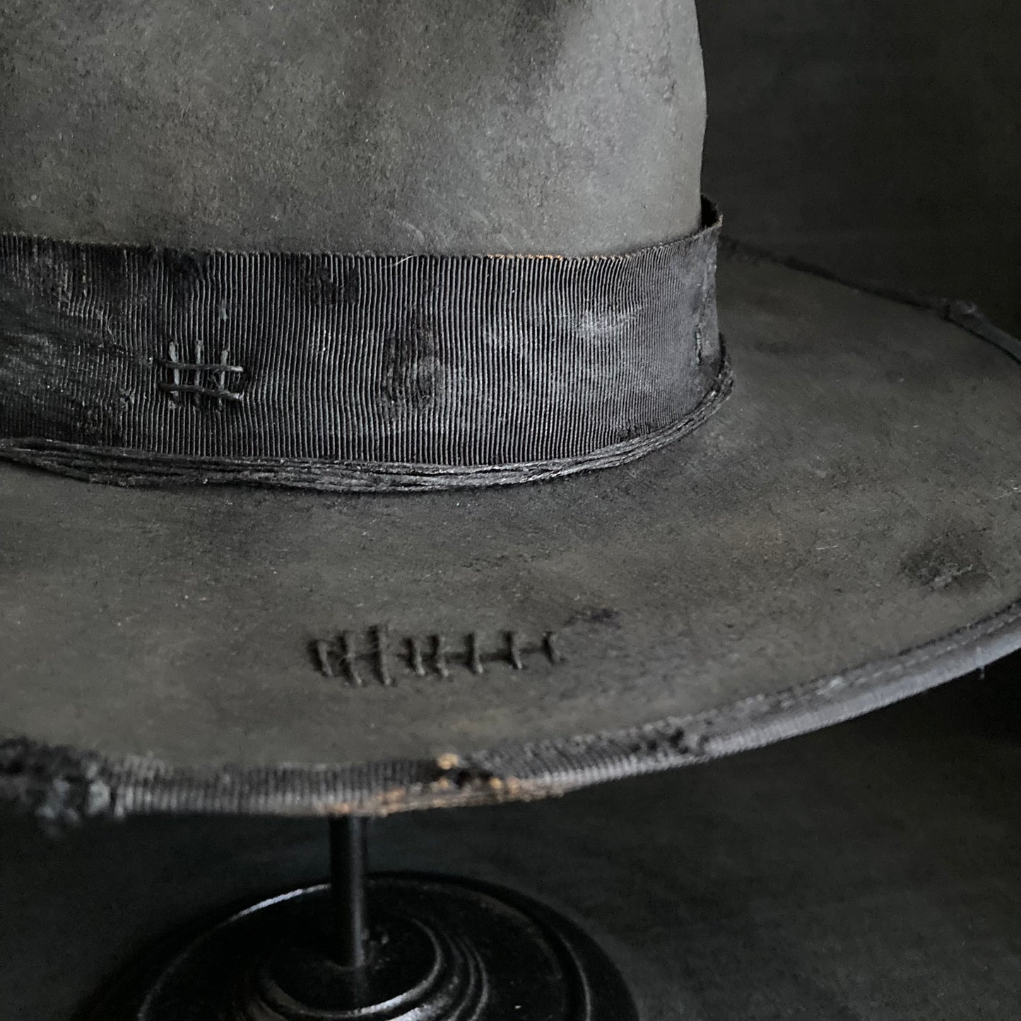 Charcoal damage grosgrain ribbon fedora hat