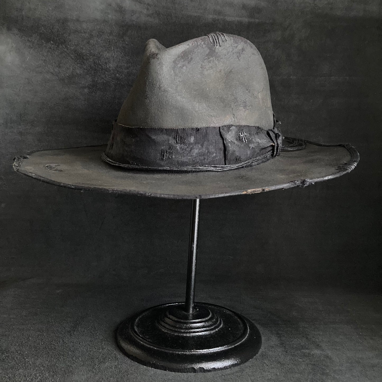 Charcoal damage grosgrain ribbon fedora hat