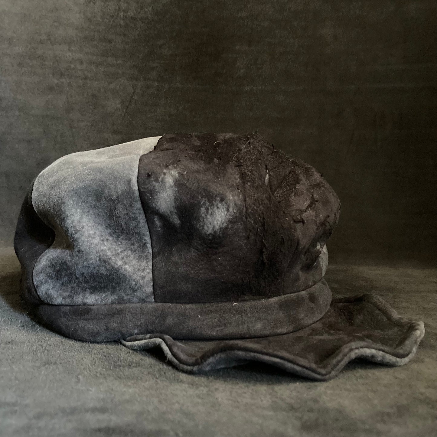 Ashen black back leather casquette