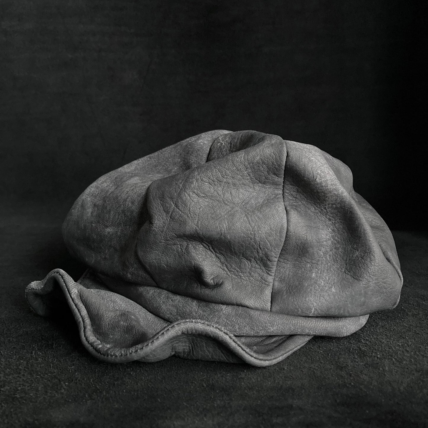 Uneven dyeing spread gray leather casquette