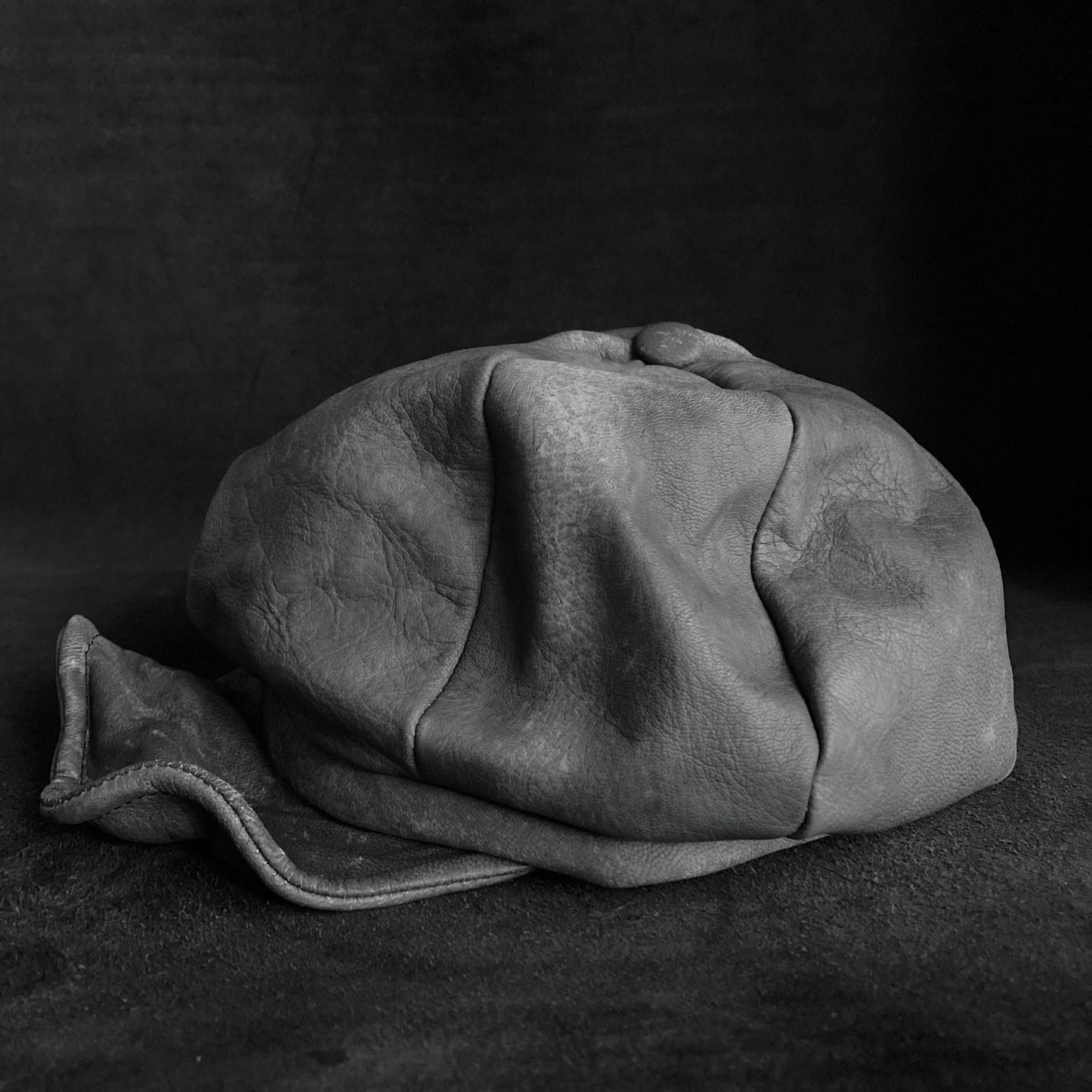 Uneven dyeing spread gray leather casquette