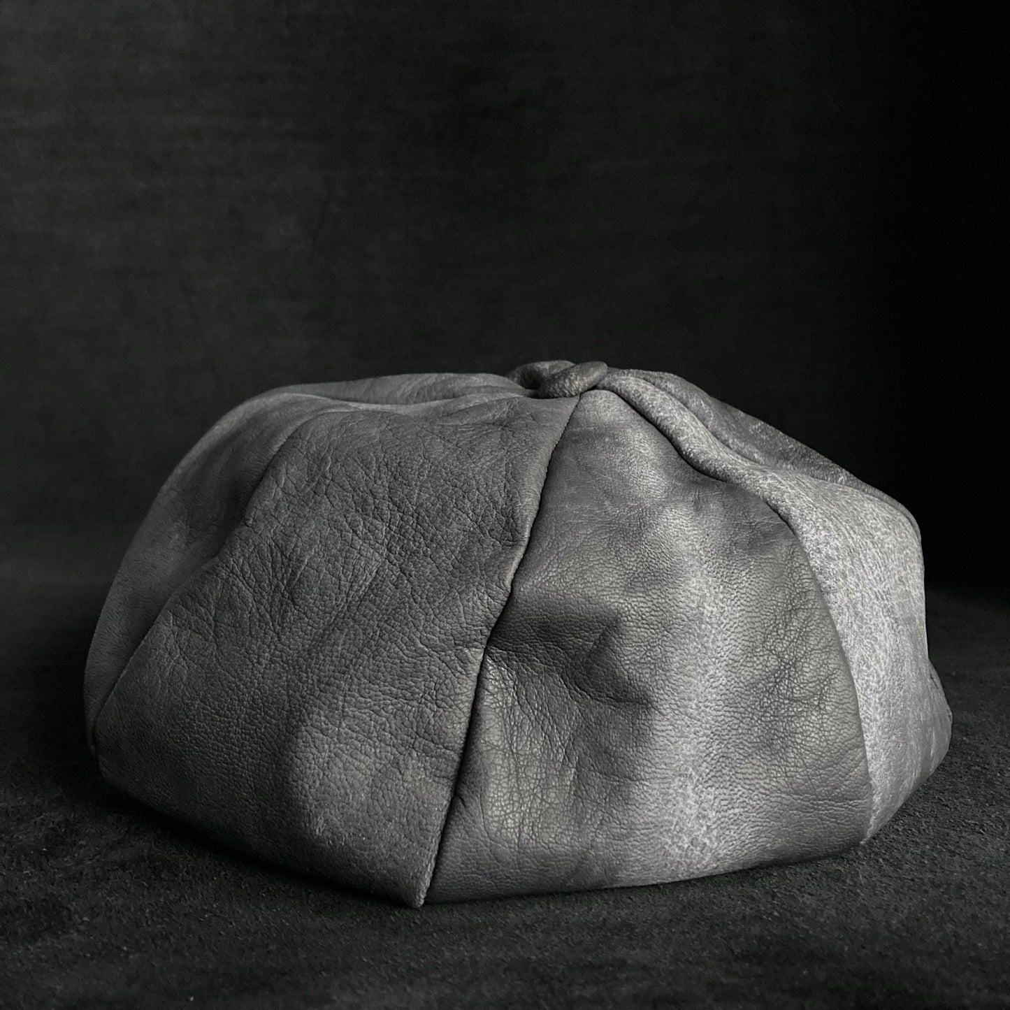 Uneven dyeing spread gray leather casquette