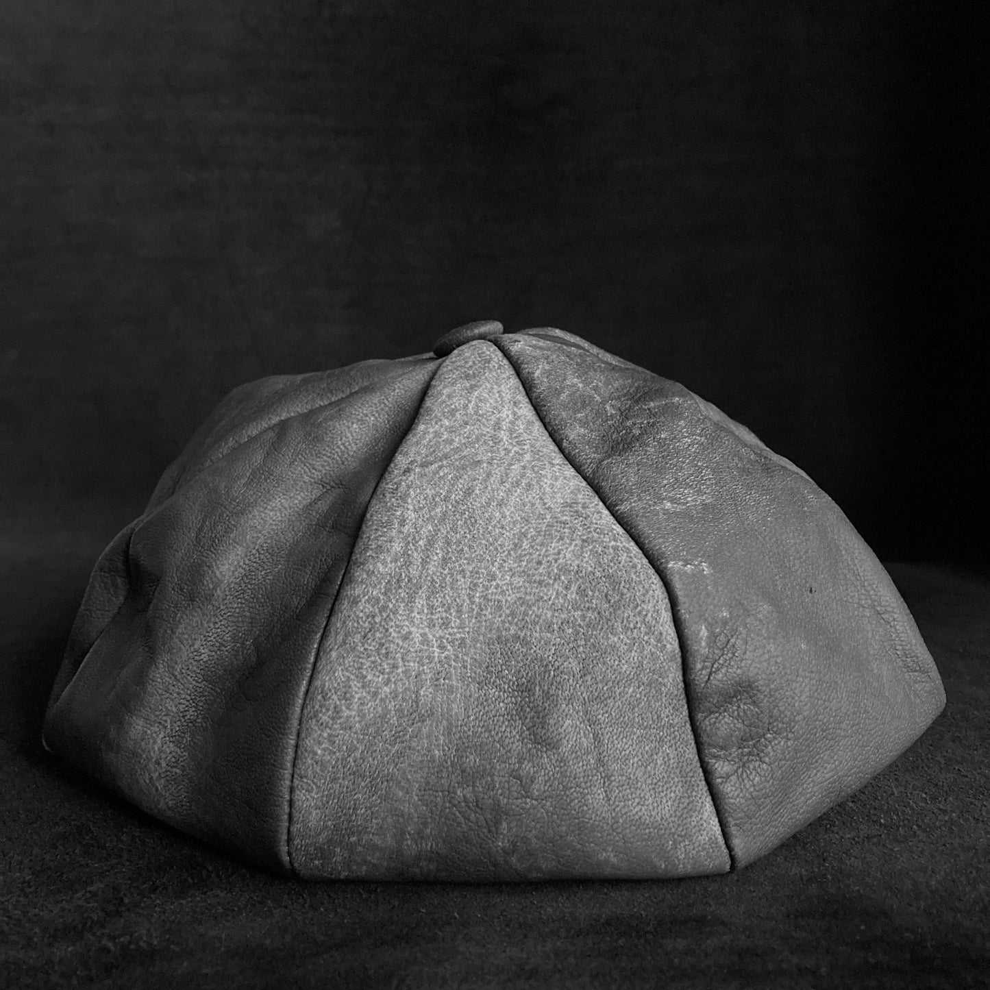 Uneven dyeing spread gray leather casquette