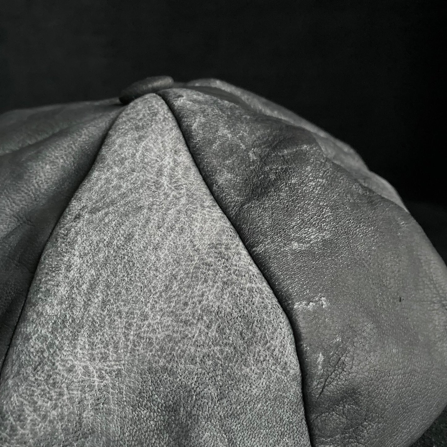 Uneven dyeing spread gray leather casquette