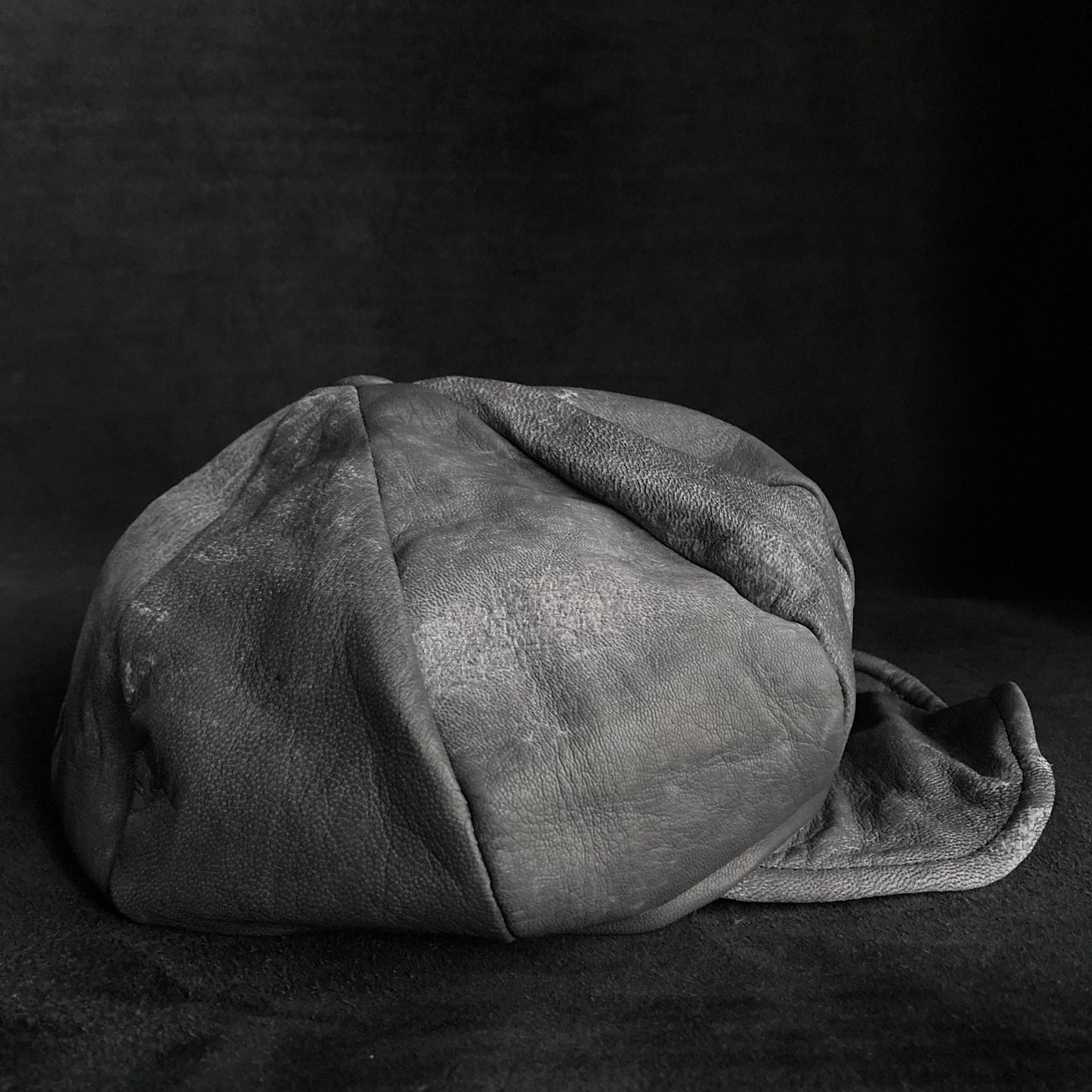 Uneven dyeing spread gray leather casquette