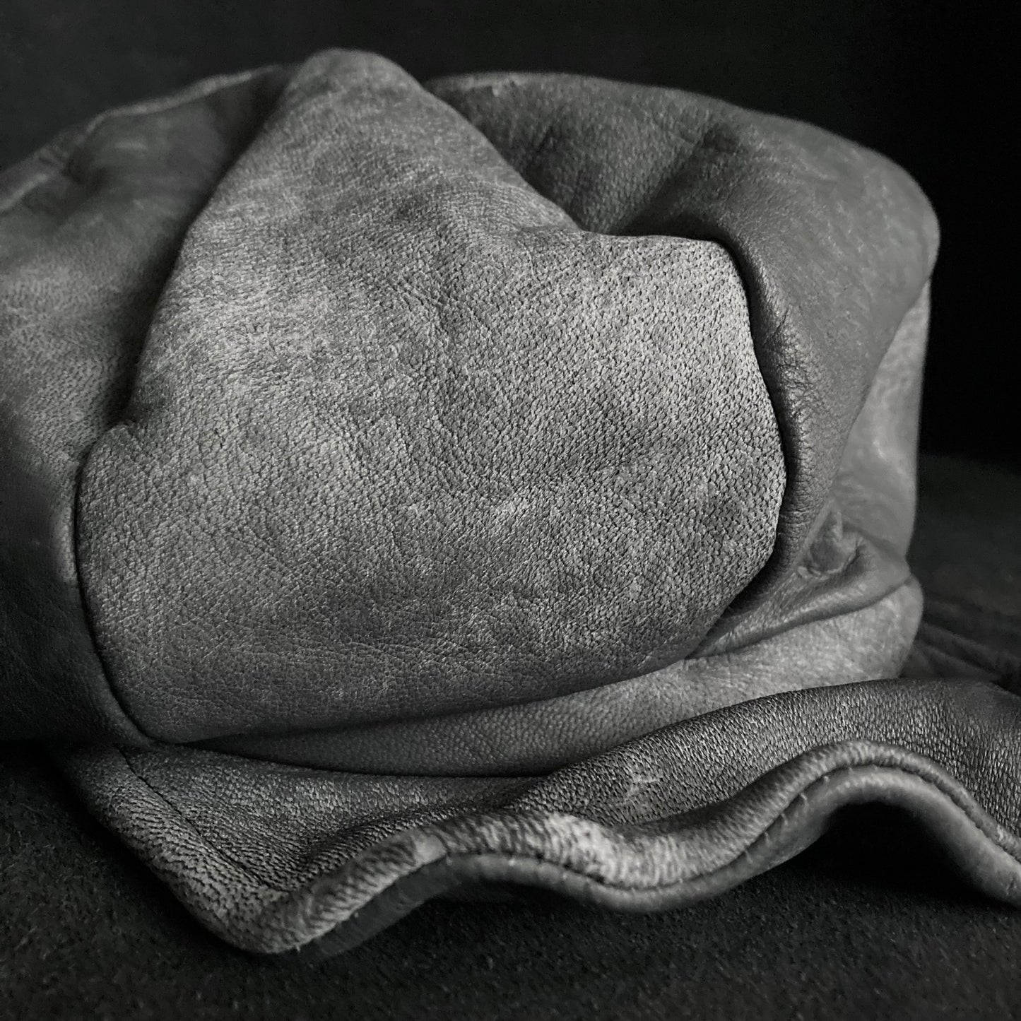 Uneven dyeing spread gray leather casquette