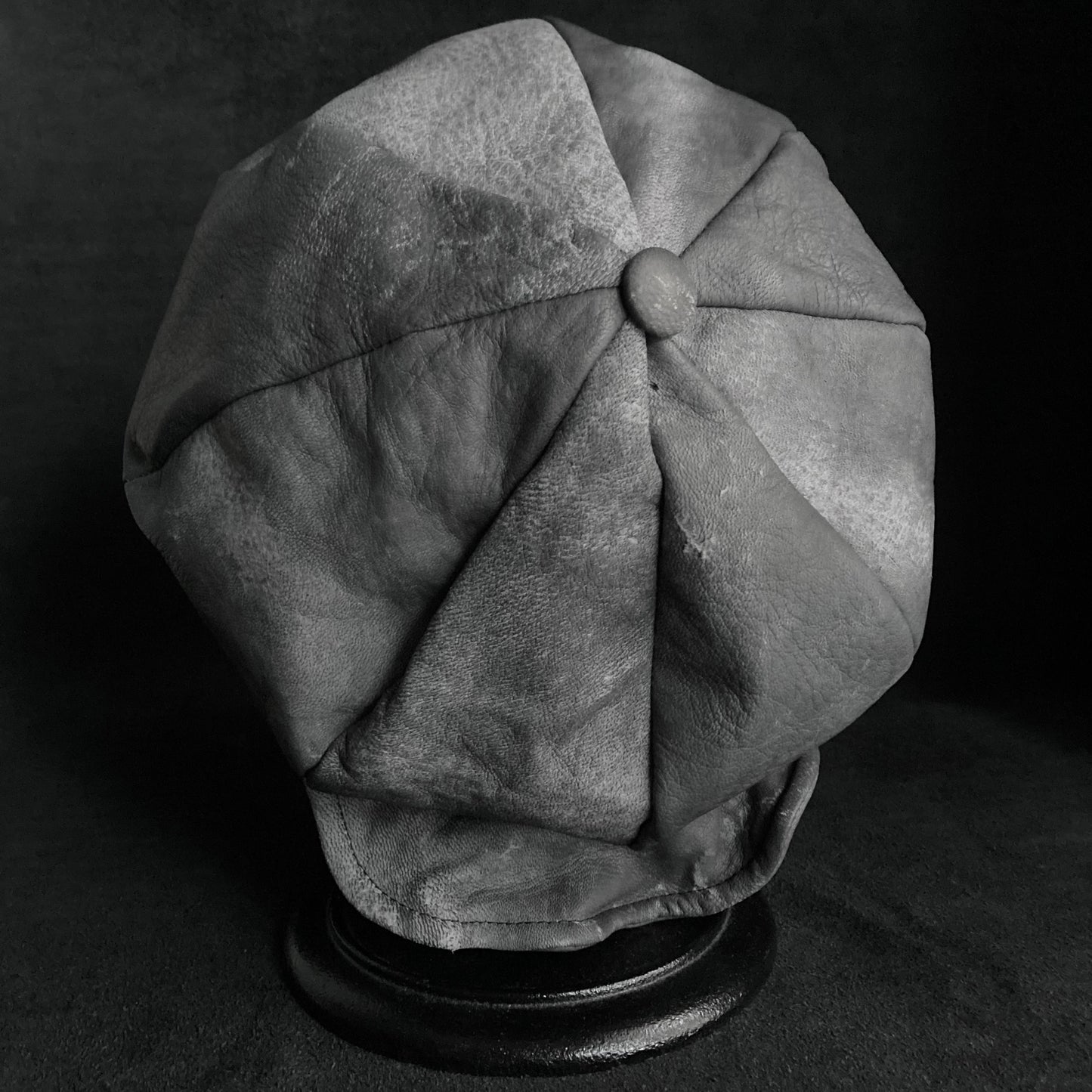 Uneven dyeing spread gray leather casquette