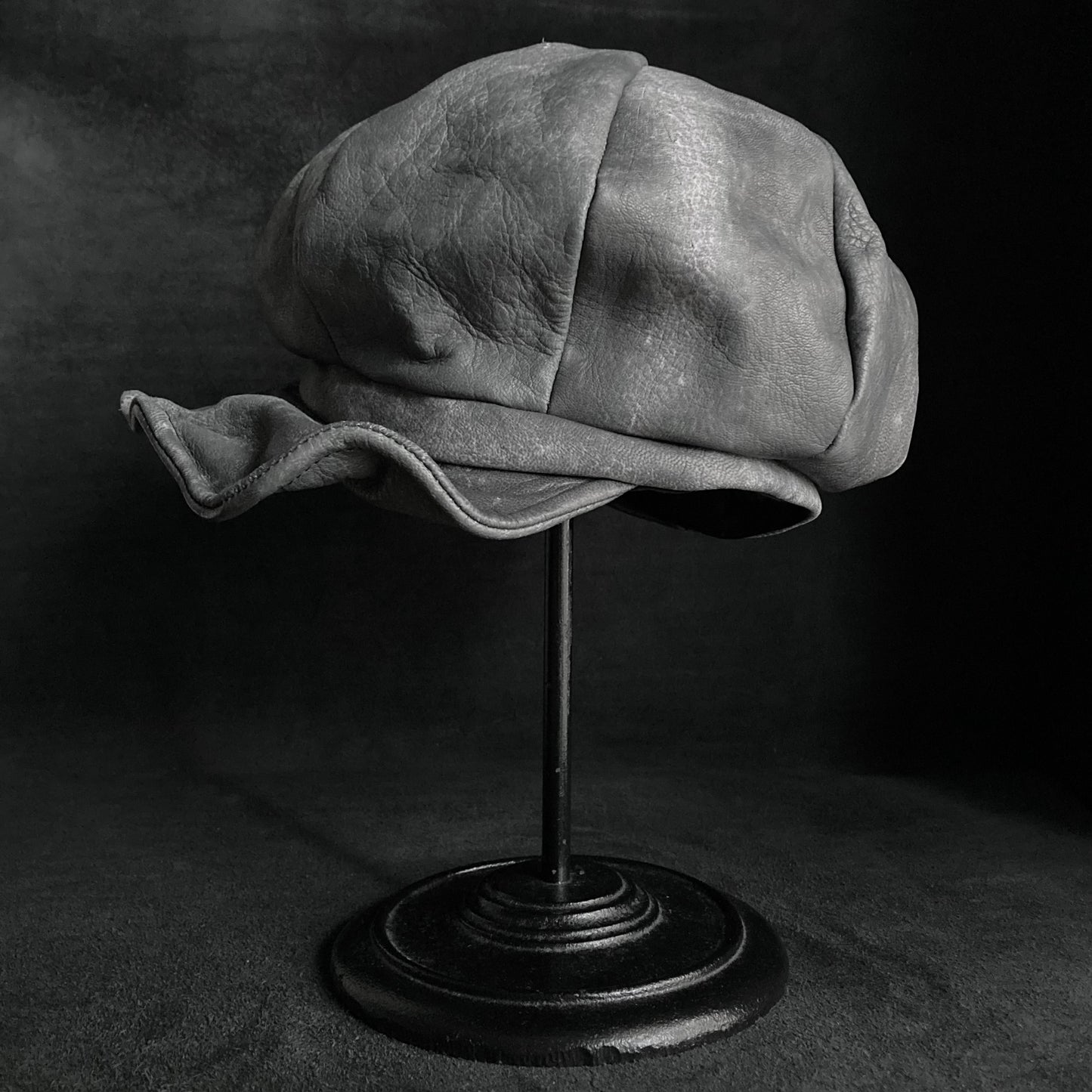 Uneven dyeing spread gray leather casquette