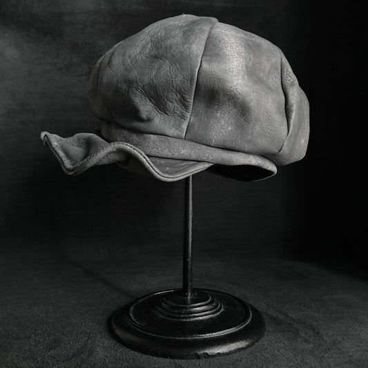 Uneven dyeing spread gray leather casquette