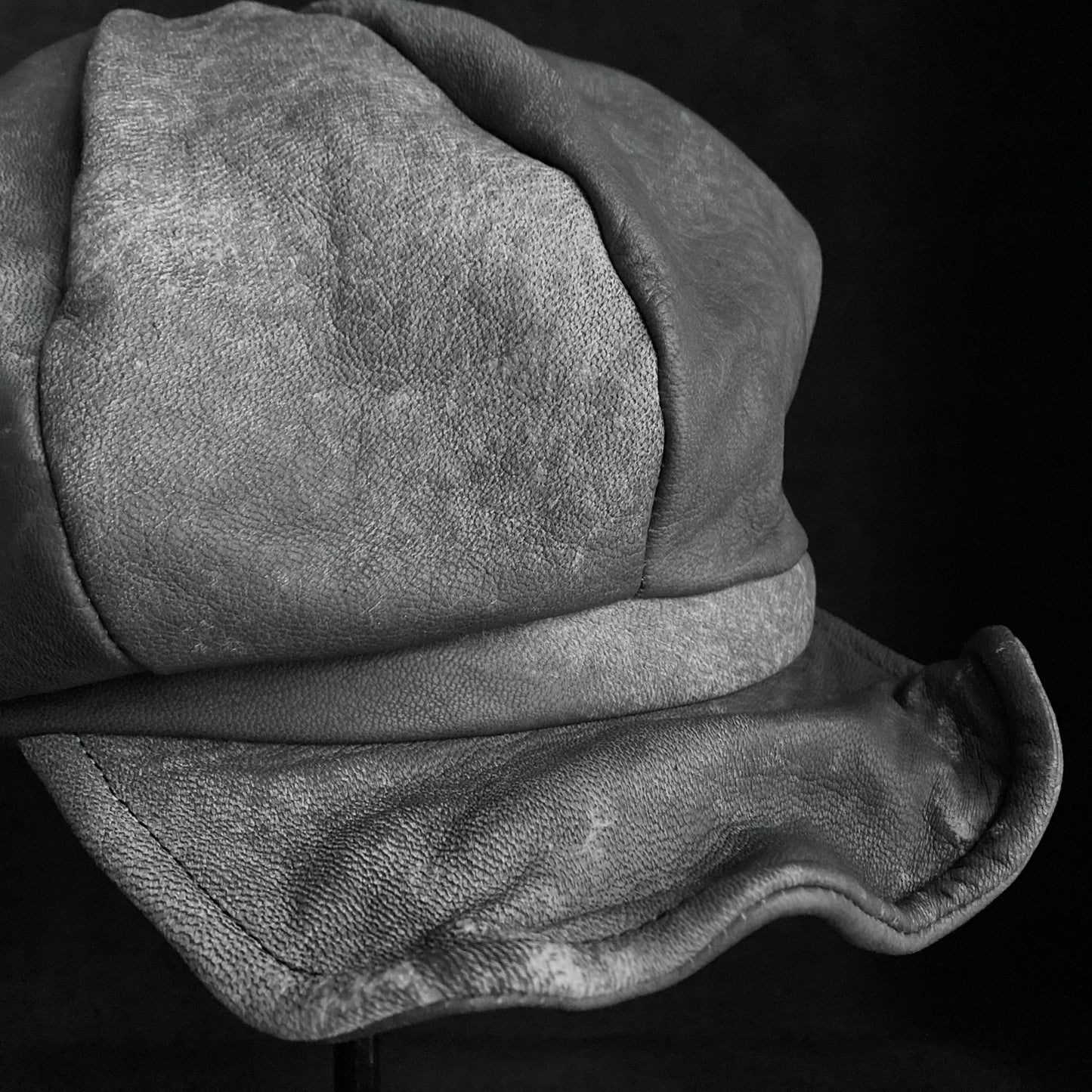 Uneven dyeing spread gray leather casquette