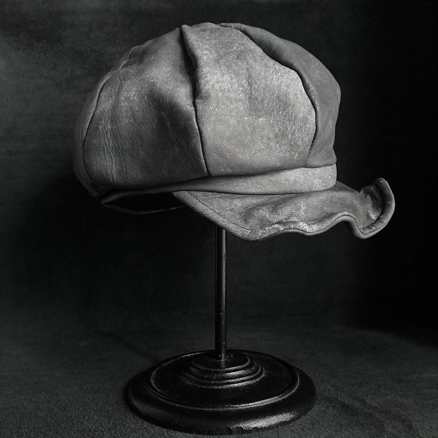 Uneven dyeing spread gray leather casquette