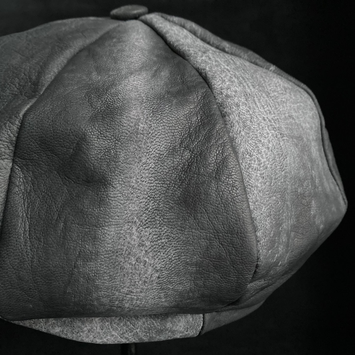 Uneven dyeing spread gray leather casquette