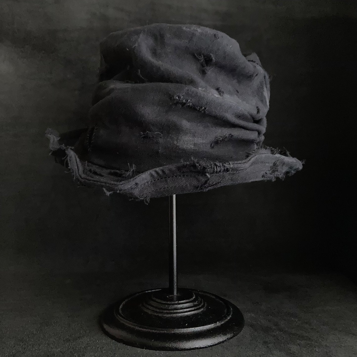 Black linen damage turn bucket hat
