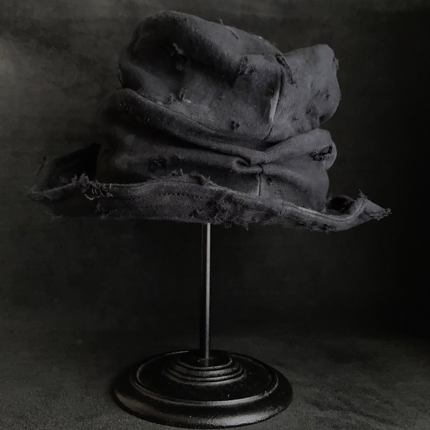Black linen damage turn bucket hat