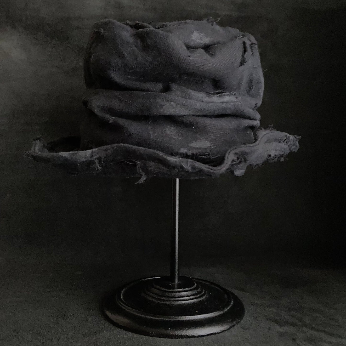 Black linen damage turn bucket hat