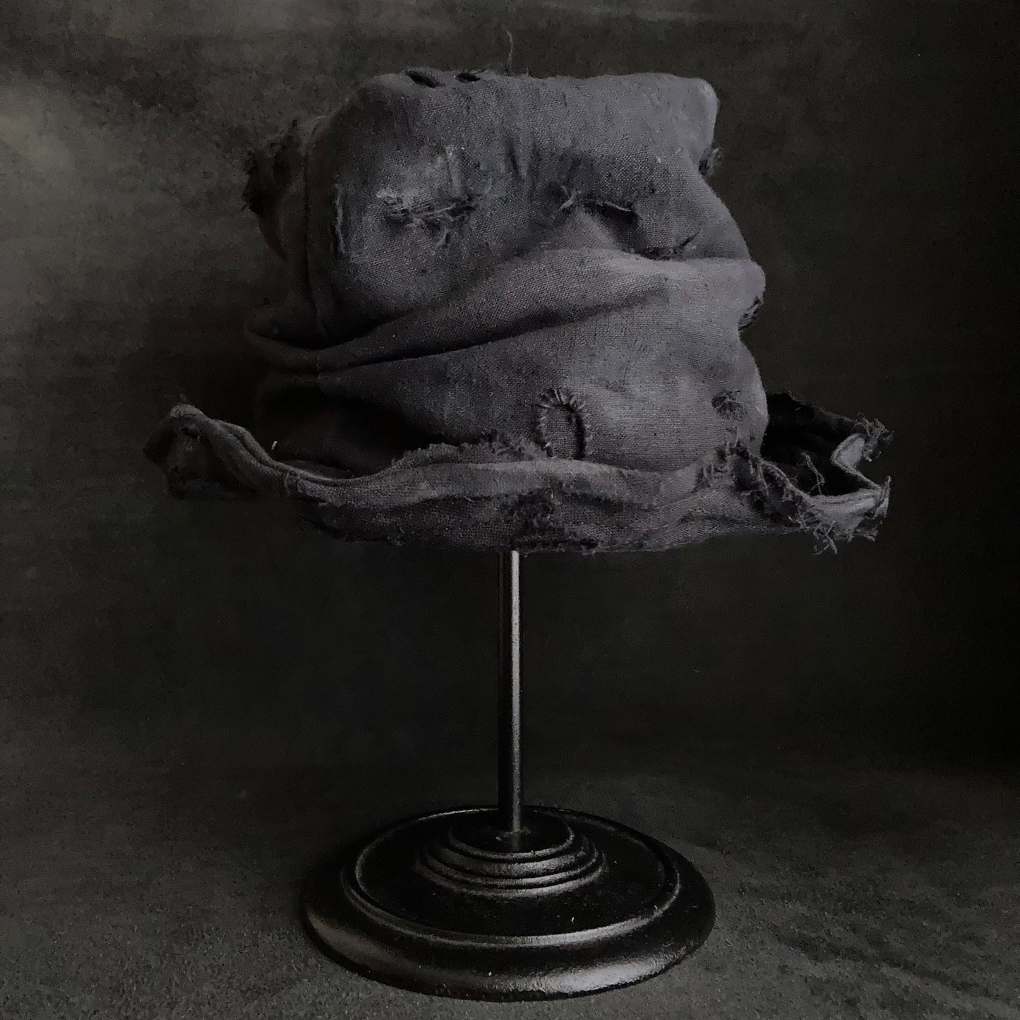 Black linen damage turn bucket hat