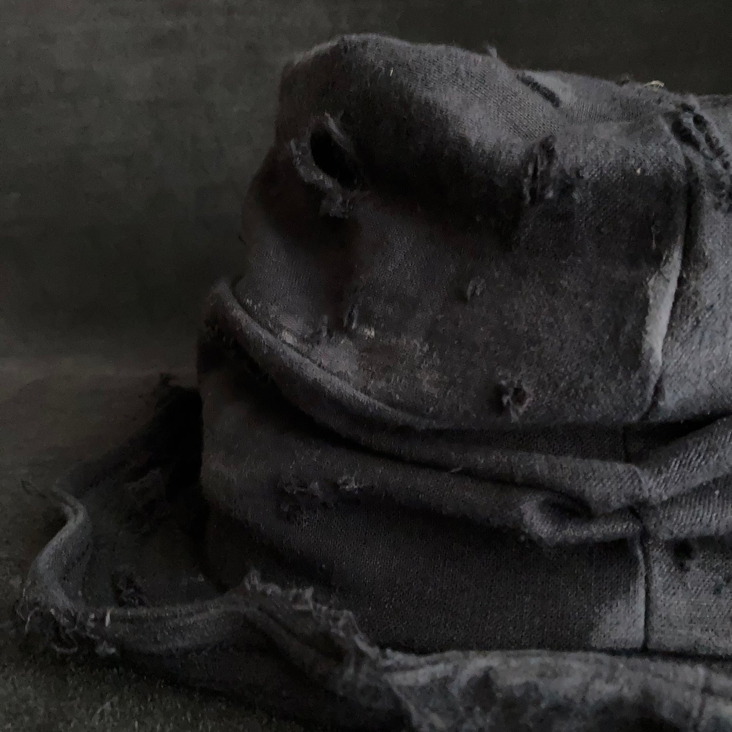 Black linen damage turn bucket hat