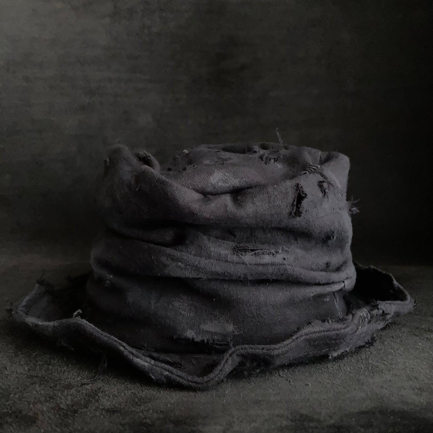 Black linen damage turn bucket hat