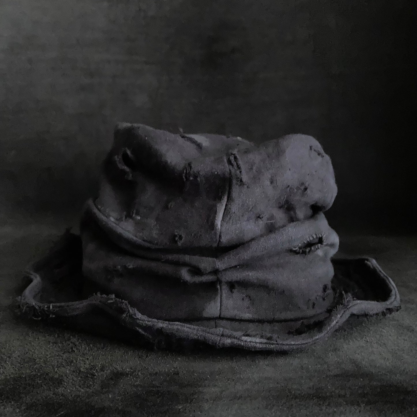 Black linen damage turn bucket hat