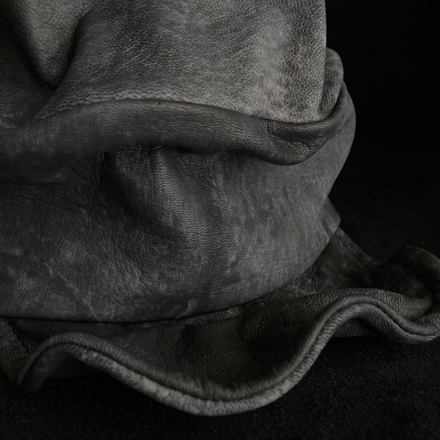 Uneven dyeing spread gray leather turn cap