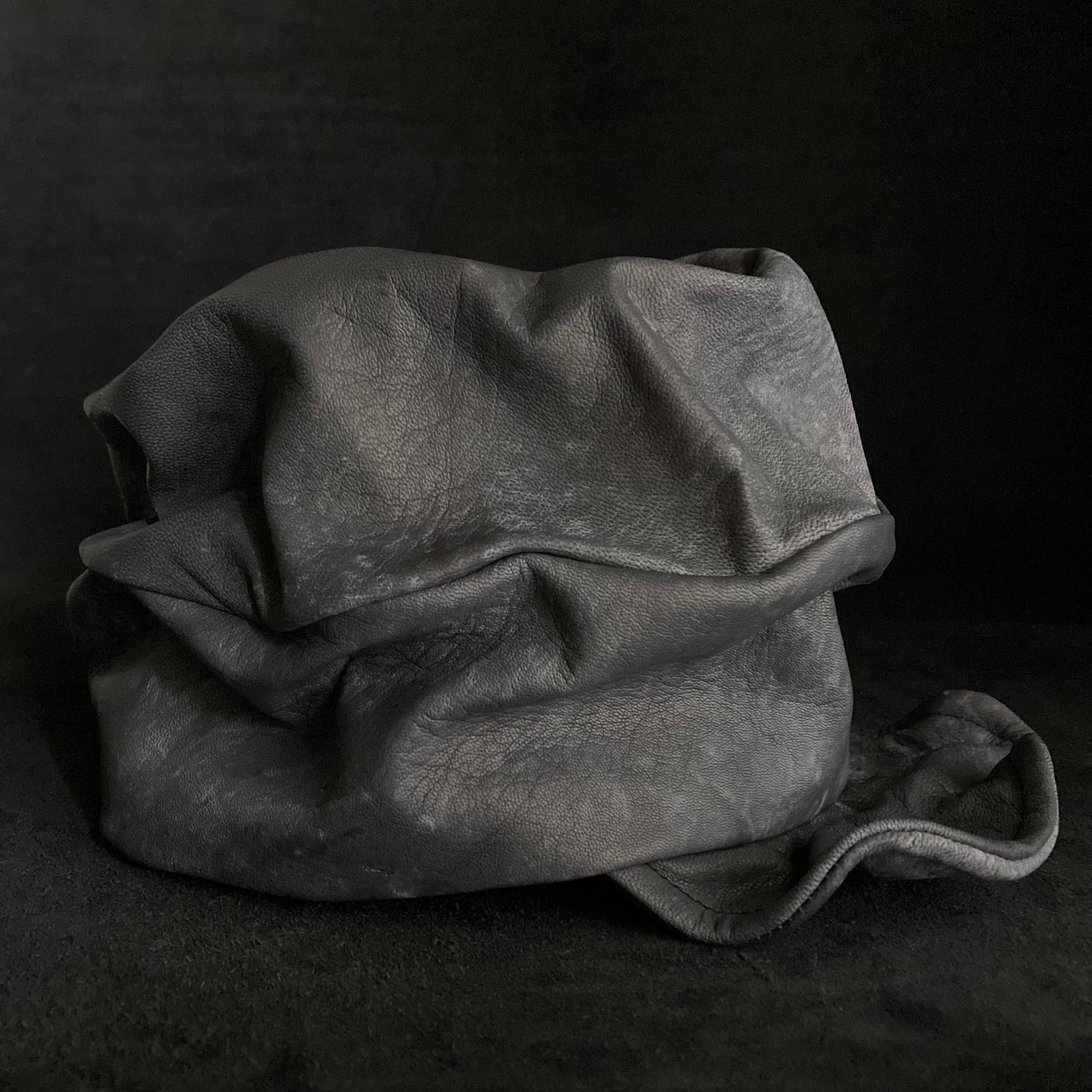 Uneven dyeing spread gray leather turn cap