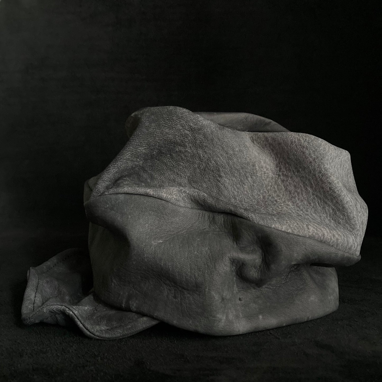 Uneven dyeing spread gray leather turn cap