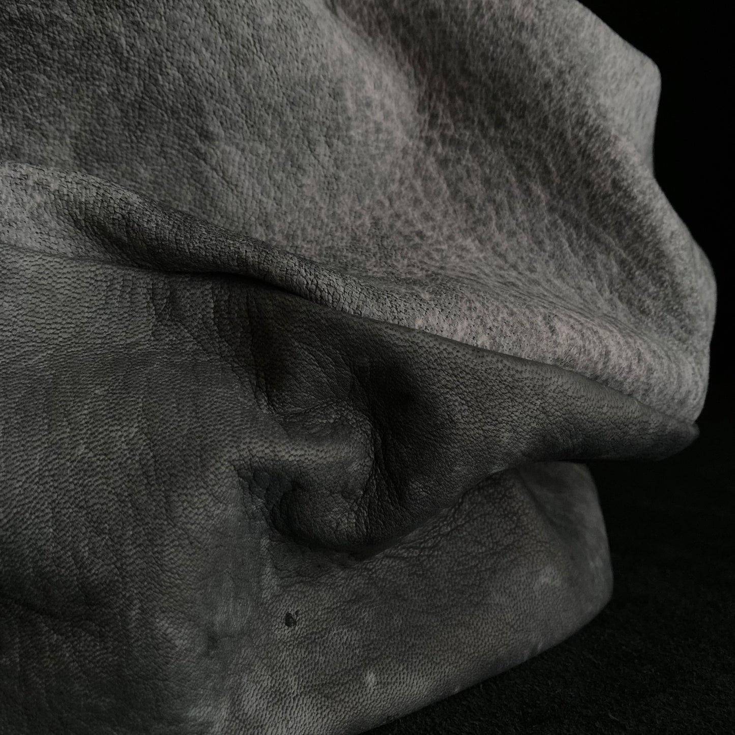 Uneven dyeing spread gray leather turn cap