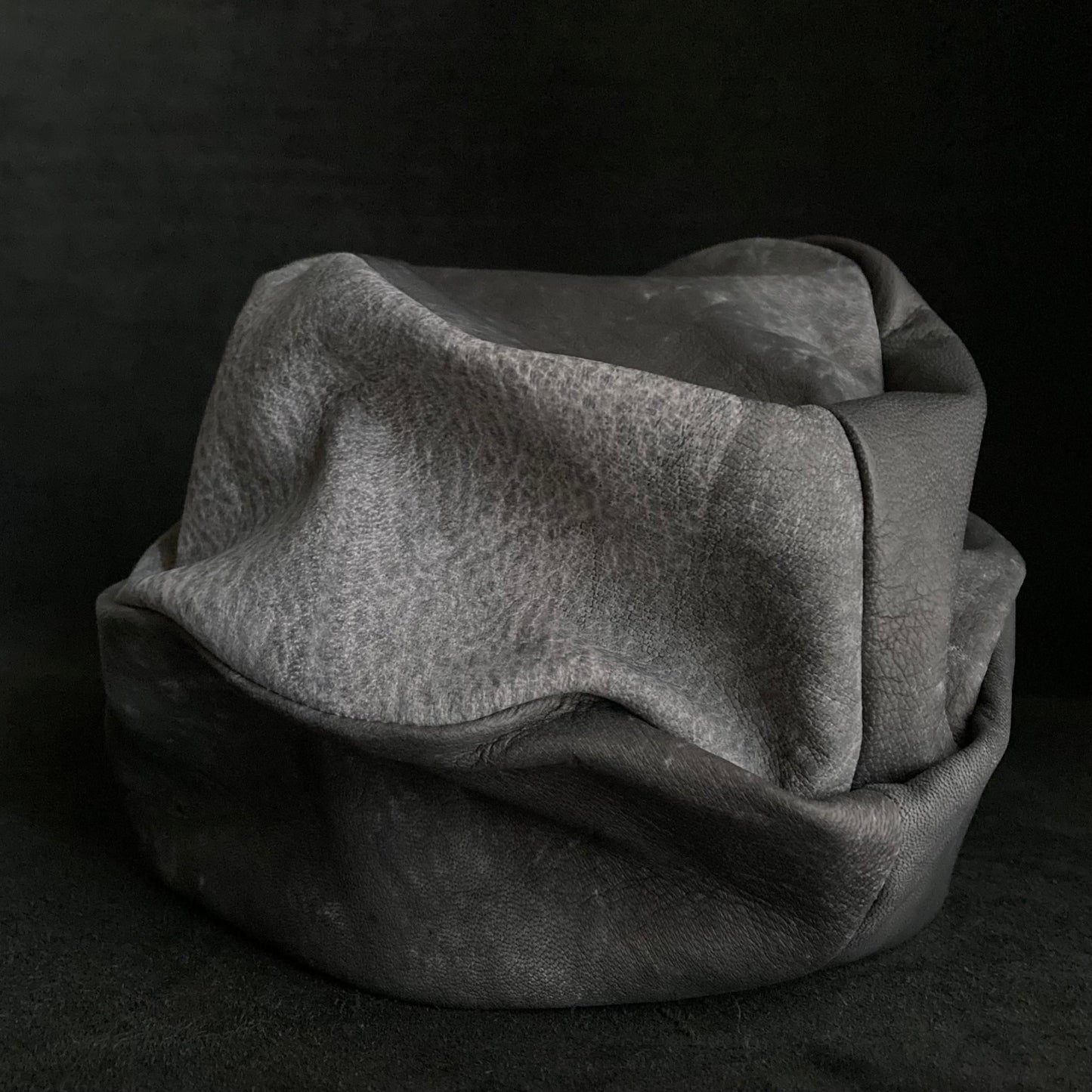 Uneven dyeing spread gray leather turn cap