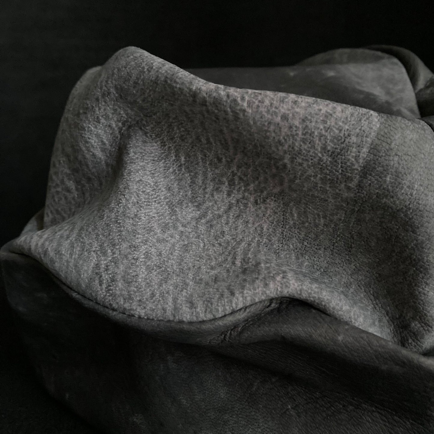 Uneven dyeing spread gray leather turn cap