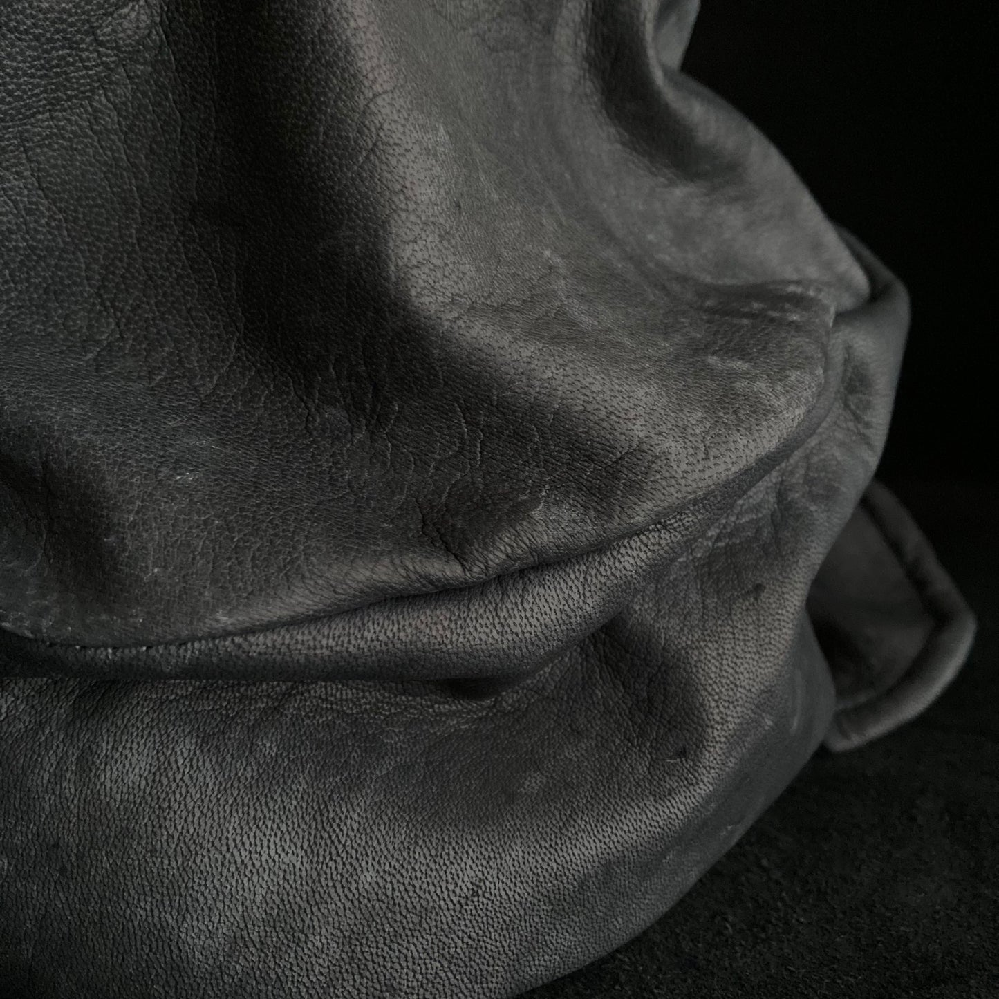 Uneven dyeing spread gray leather turn cap