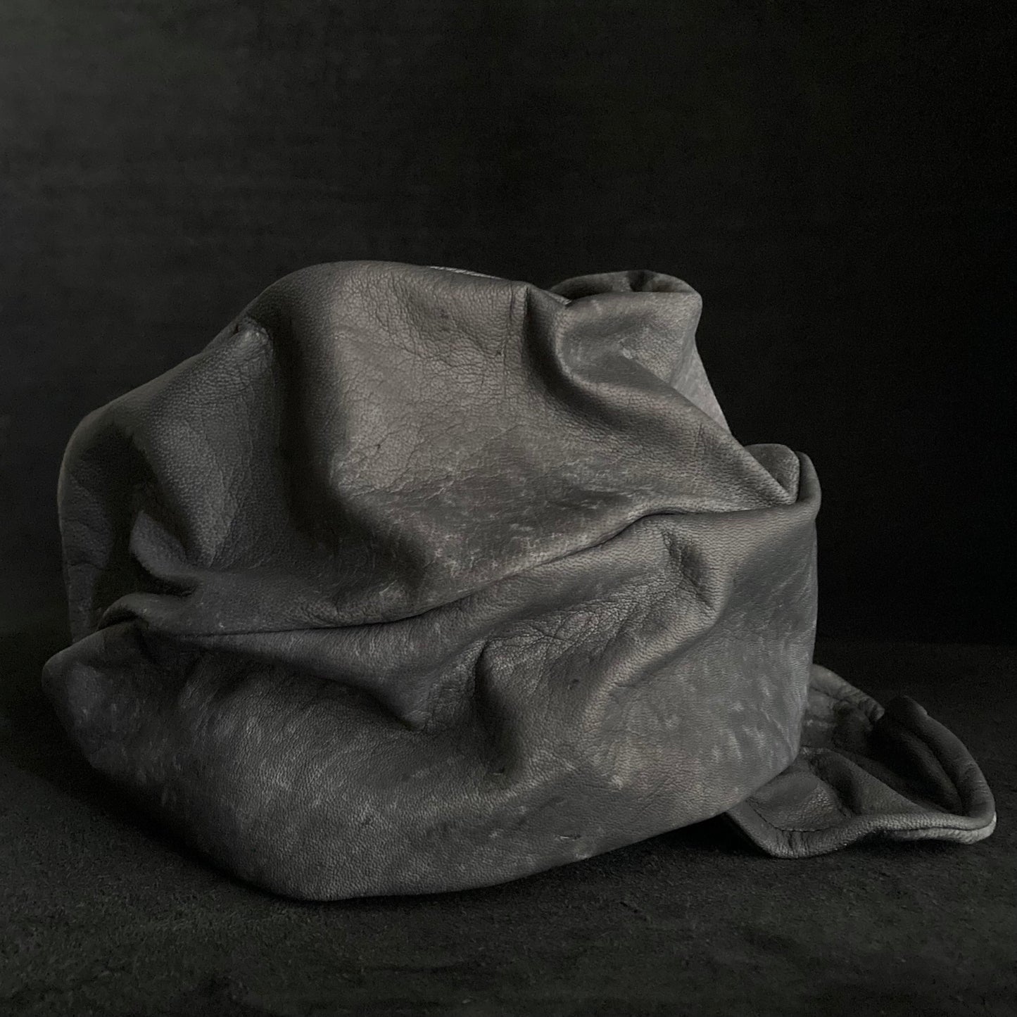 Uneven dyeing spread gray leather turn cap