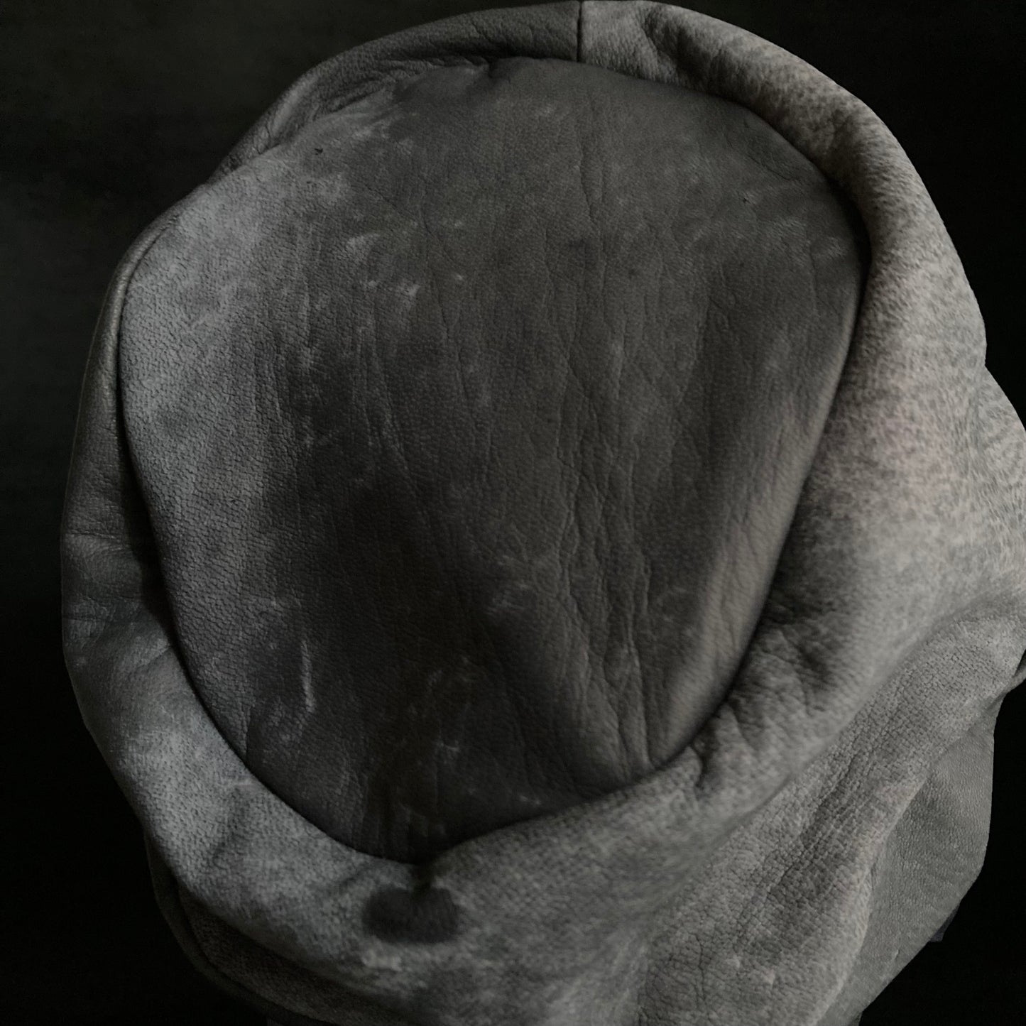 Uneven dyeing spread gray leather turn cap