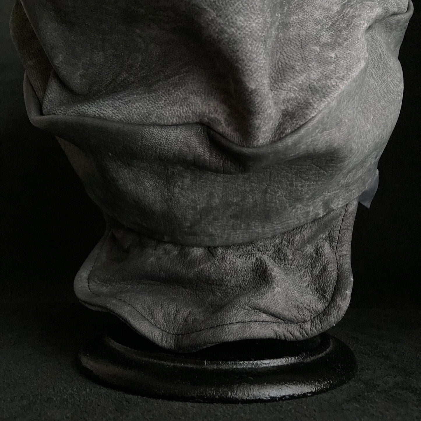 Uneven dyeing spread gray leather turn cap