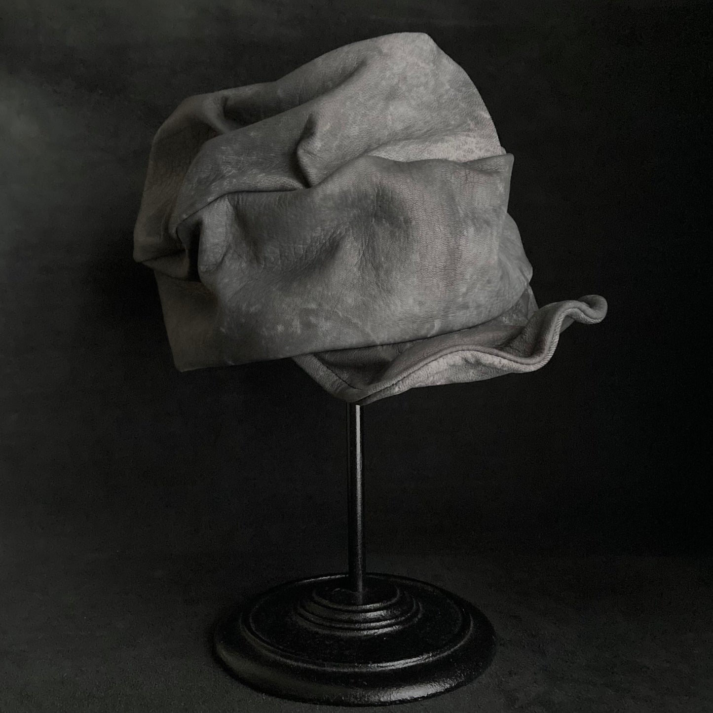 Uneven dyeing spread gray leather turn cap