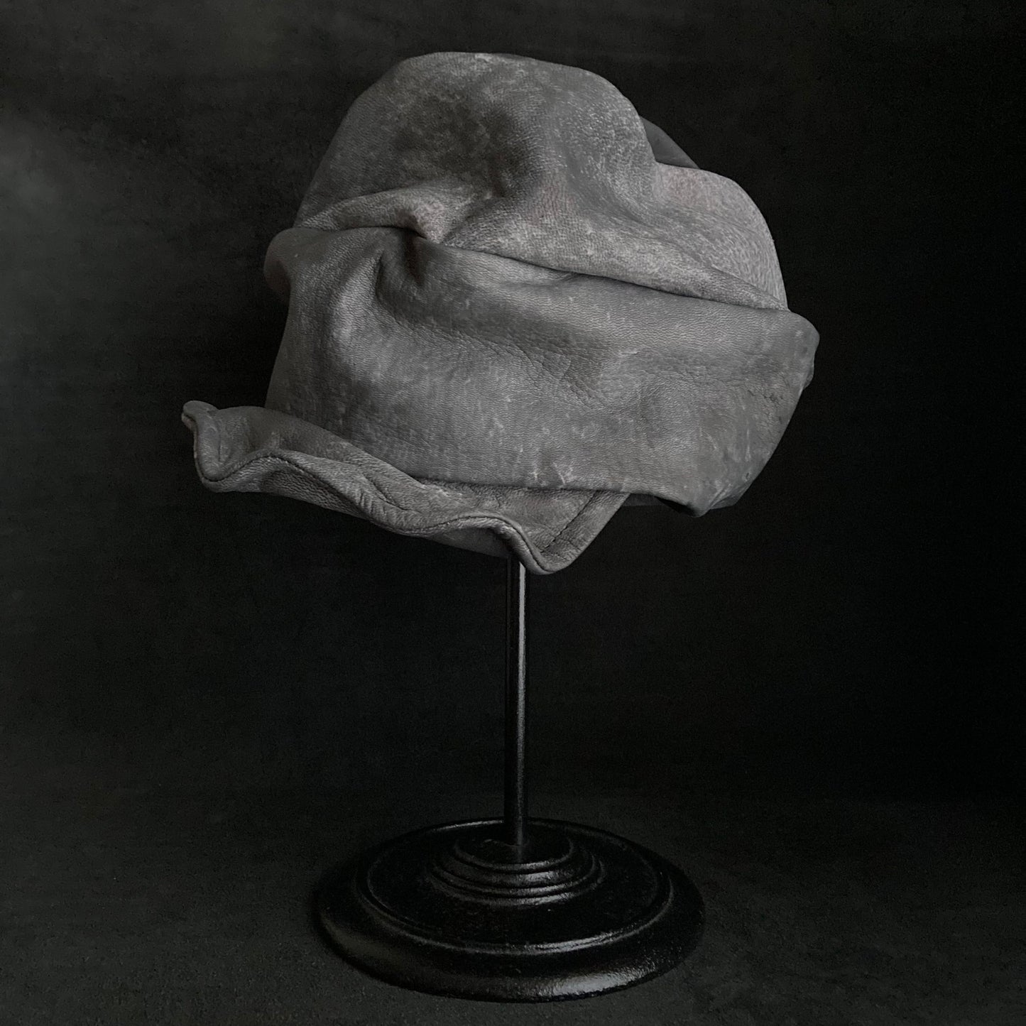 Uneven dyeing spread gray leather turn cap