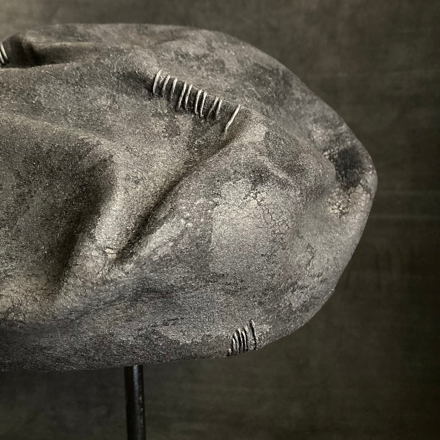 Charcoal bumpy rock beret