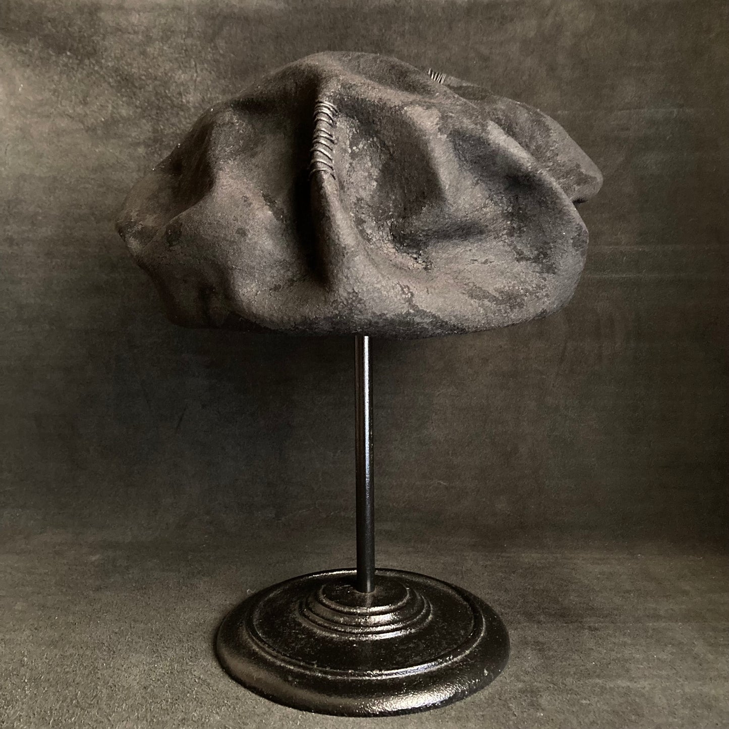 Charcoal bumpy rock beret