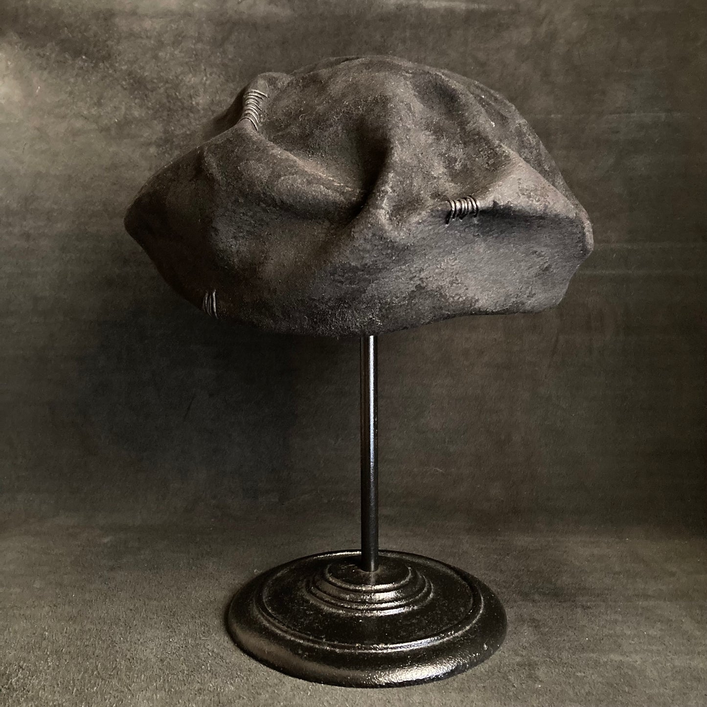 Charcoal bumpy rock beret