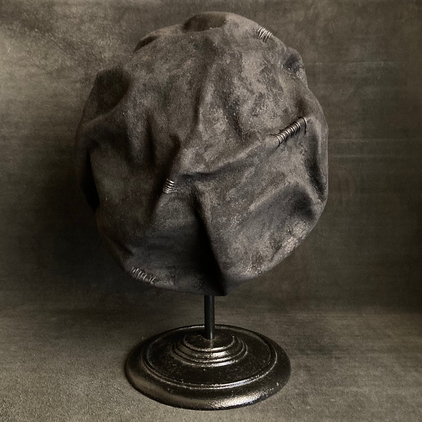 Charcoal bumpy rock beret