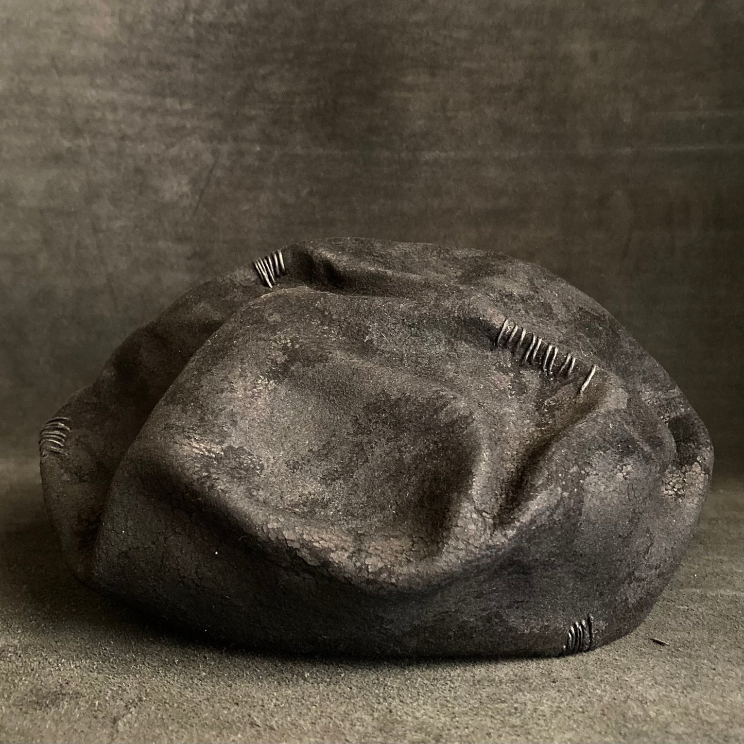 Charcoal bumpy rock beret