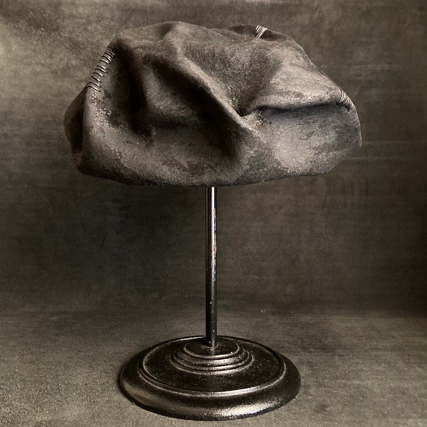 Charcoal bumpy rock beret