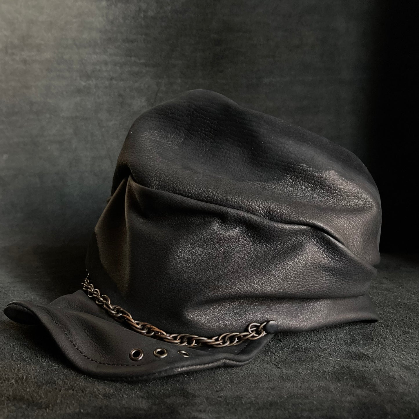Peeling black leather chain turn cap