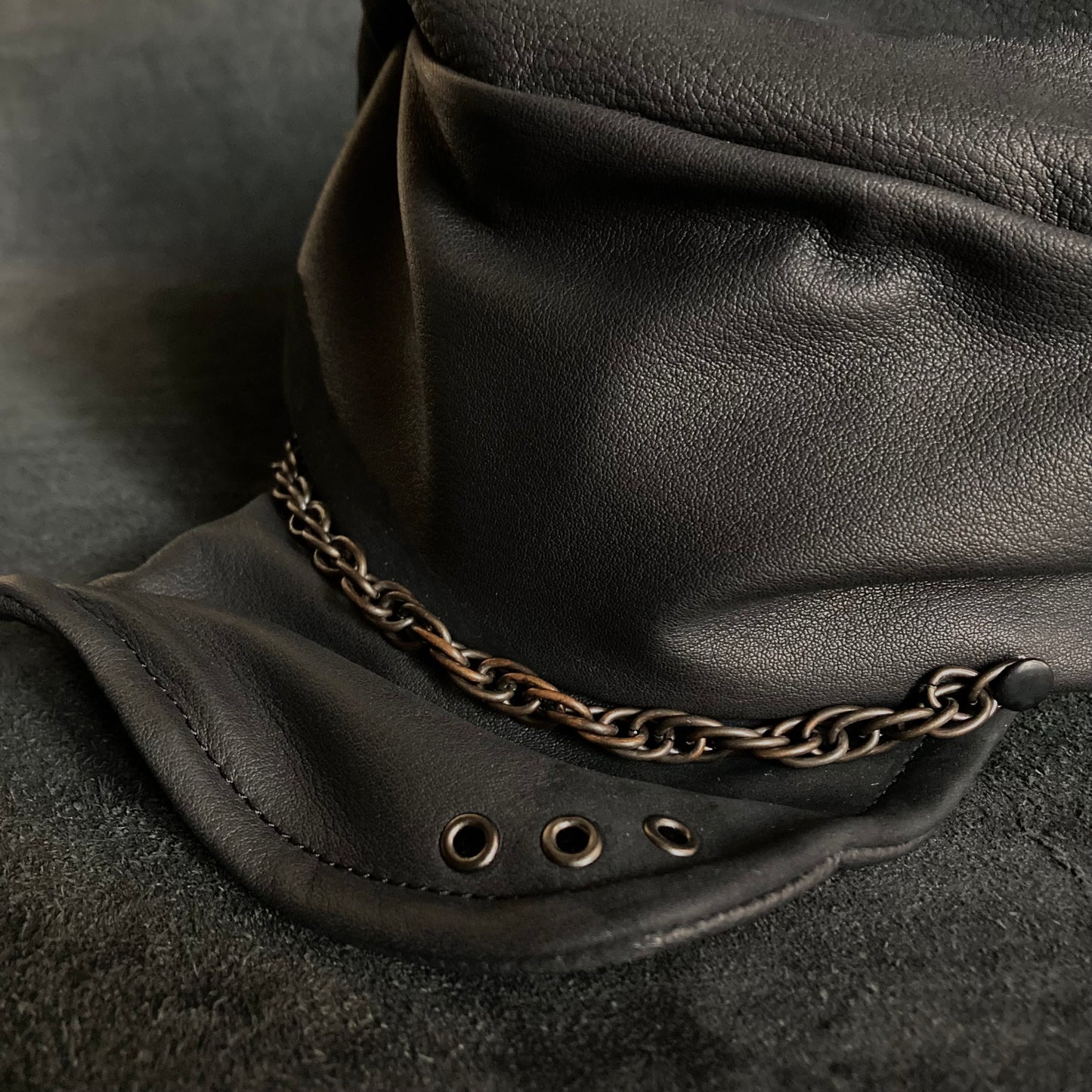Peeling black leather chain turn cap
