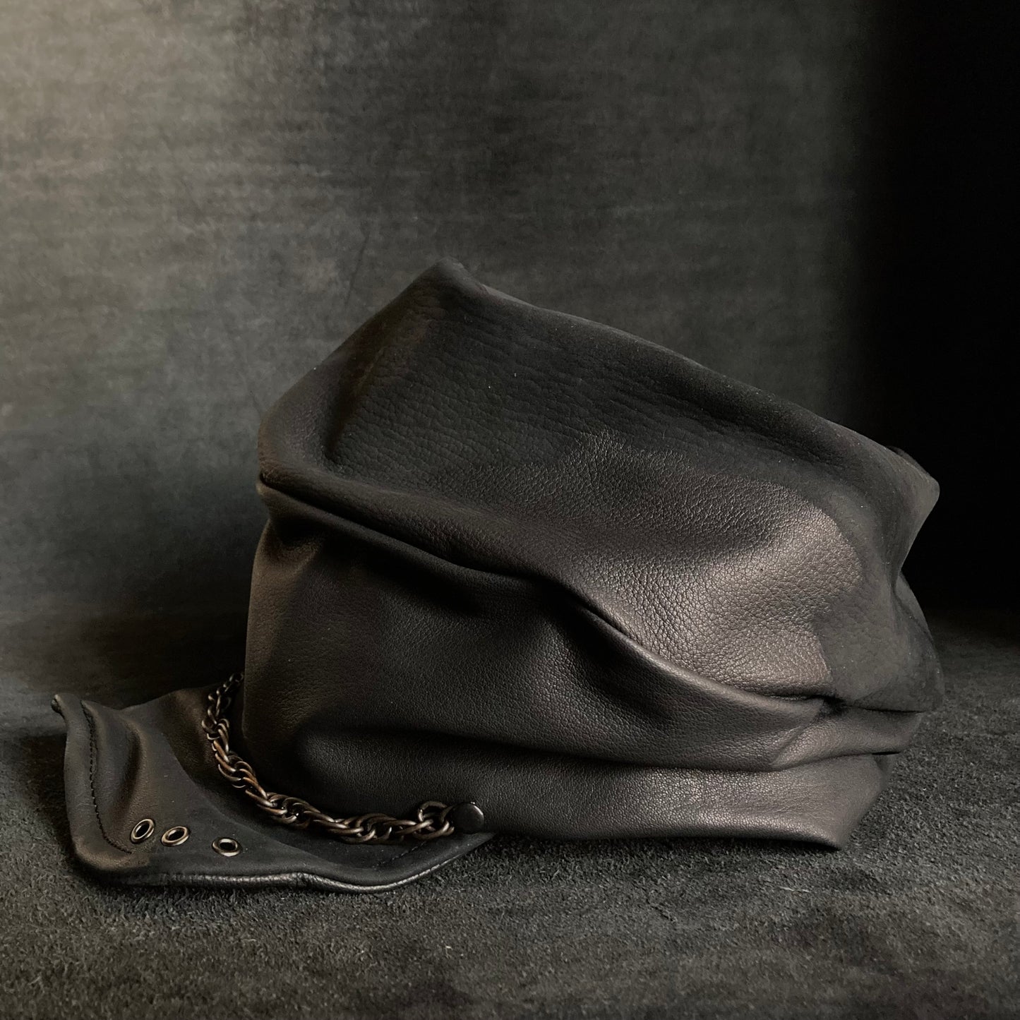 Peeling black leather chain turn cap
