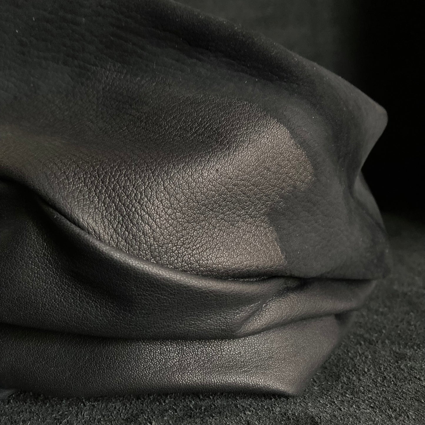 Peeling black leather chain turn cap