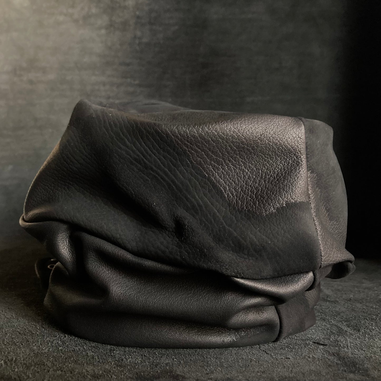 Peeling black leather chain turn cap