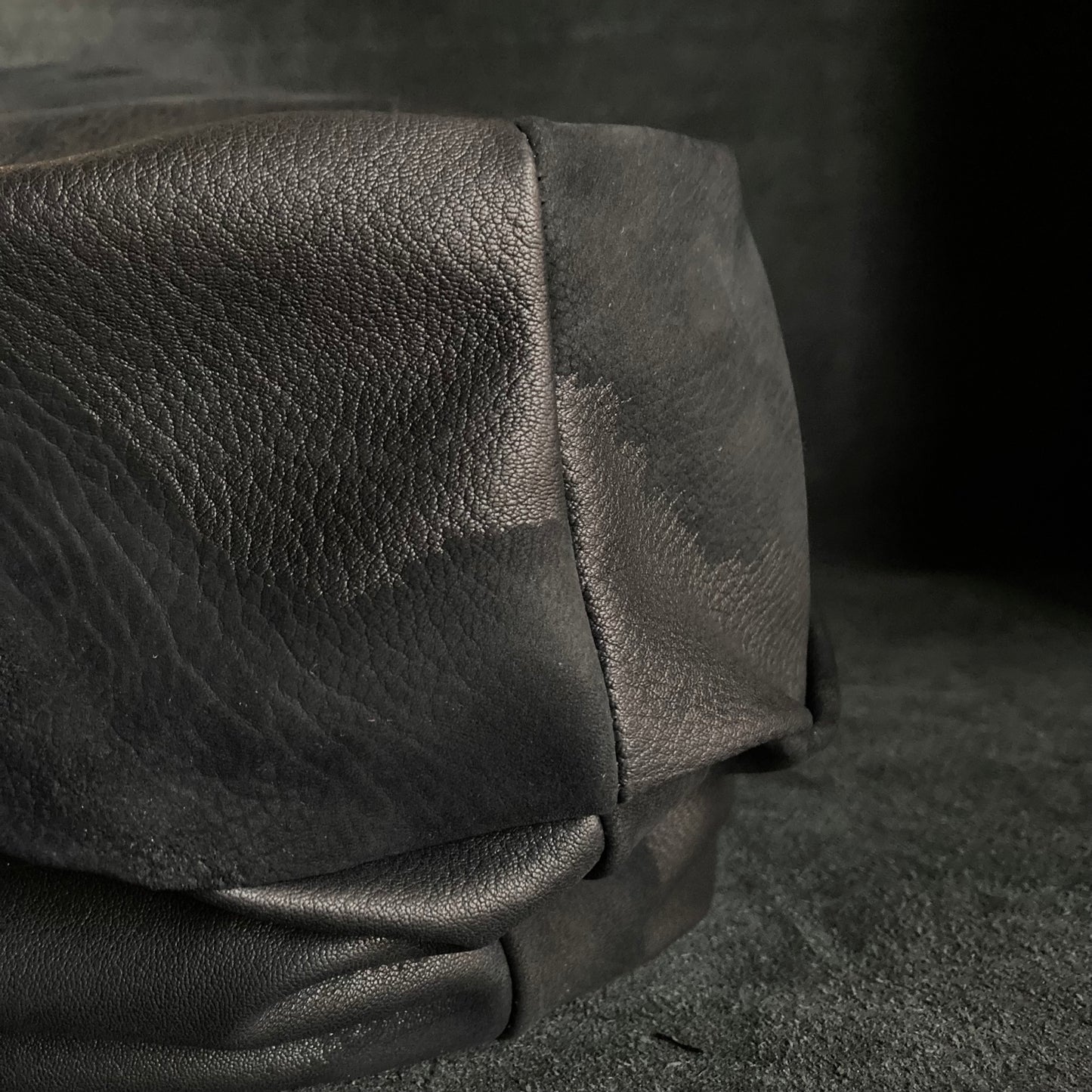 Peeling black leather chain turn cap