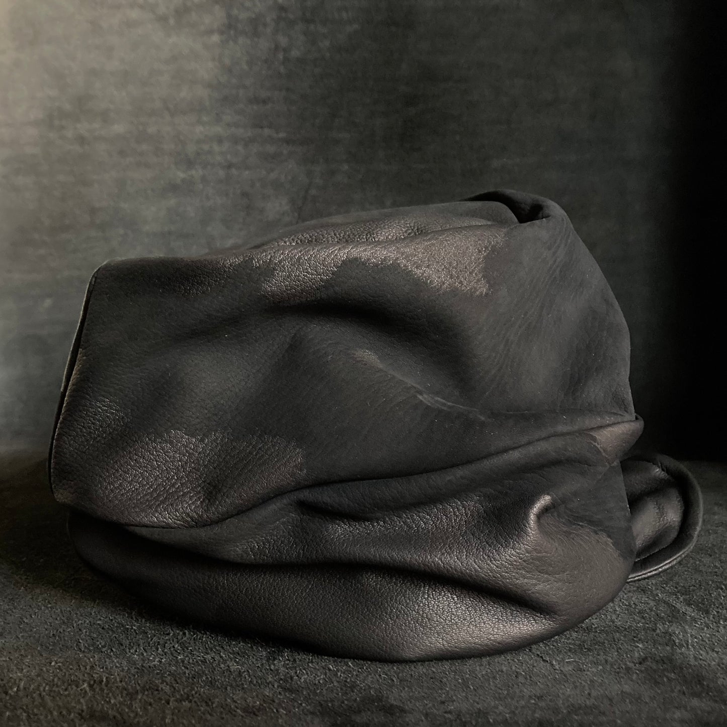 Peeling black leather chain turn cap